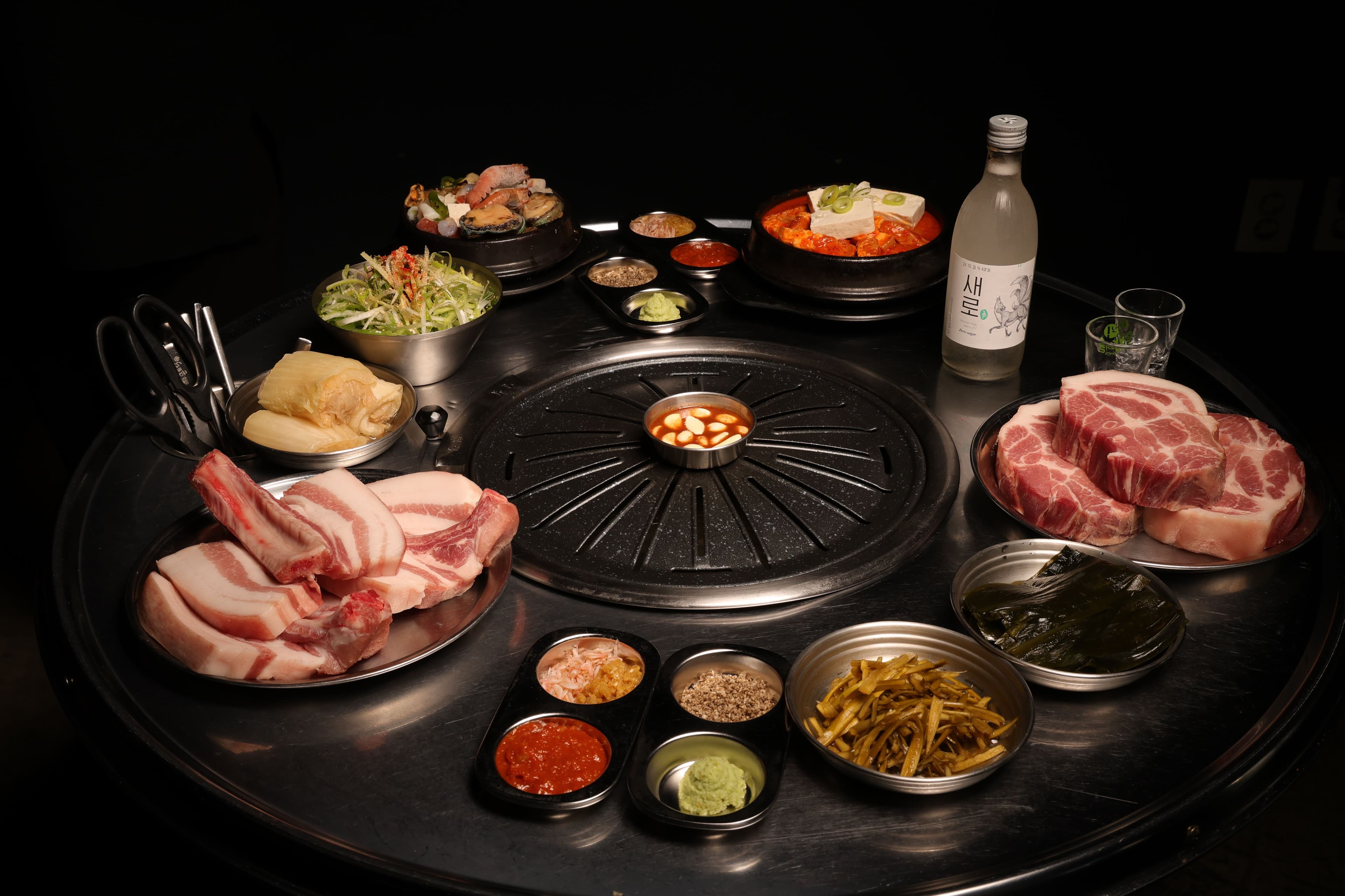 뒷골목 돗갈비의 돗갈비와 특목살 한 상